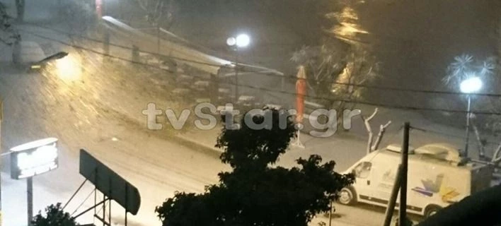 Ισχυρή χιονόπτωση στο κέντρο της Χαλκίδας